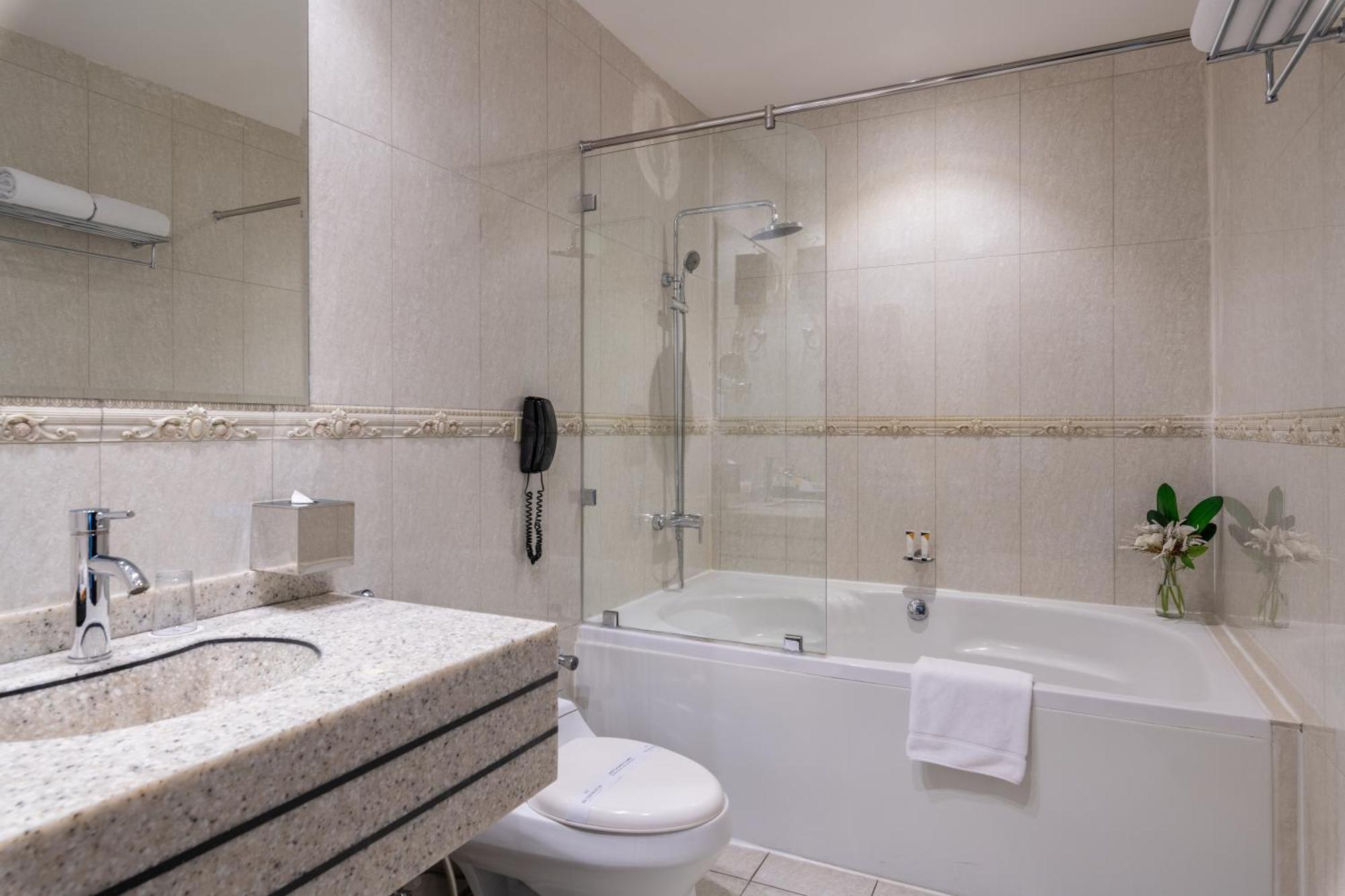 Warwick Al Jubail Hotel Exteriör bild